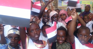 بالصور.. العلم المصرى يرفرف بين أيدى تلاميذ أوغندا
