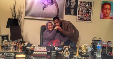 محمد رمضان ينشر صورة وهو يقبل يد والدته ويعلق: دي أمى وتاج راسى