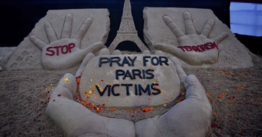 فنان هندى يتضامن مع ضحايا "باريس" بنصب تذكارى من الرمال