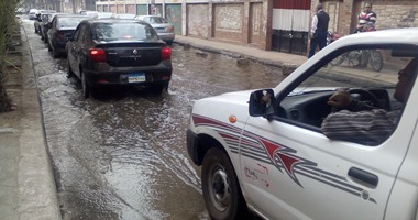 بالصور.. المياه تغرق شوارع المنيا بسبب انفجار خط المياه الرئيسى