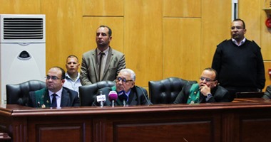 بالصور.. قاضى "اقتحام سجن بورسعيد" يتسلم تقريرا خاصا بتفريغ مقاطع الفيديو بالقضية