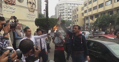 بالصور.. حاملو الماجستير يشعلون النار فى شهاداتهم على سلالم الصحفيين
