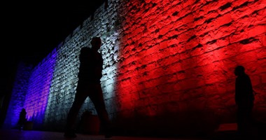 بالصور.. إضاءة أسوار القدس القديمة بألوان العلم الفرنسى تضامنا مع باريس