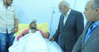 بالصور.. مدير أمن قنا وسكرتير المحافظة يطمئنان على مصابى حادث الطريق الصحراوى
