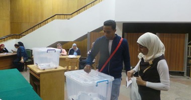 880 طالبا يدلون بأصواتهم الانتخابية فى "تجارة القاهرة"