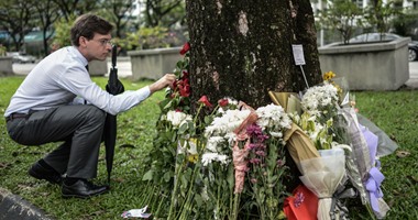 مواطنو العالم يضعون الزهور أمام السفارات الفرنسية لتخليد ذكرى ضحايا باريس