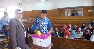إقبال طلابى على صناديق الاقتراع فى انتخابات اتحاد الطلاب بجامعة المنيا