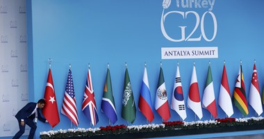 وسط إجراءات أمنية مشددة .. 3 قطط على منصة قمة مجموعة العشرين