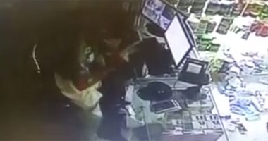 بالفيديو.. لص يقبل مصحفا أثناء سرقة خزنة بالسعودية