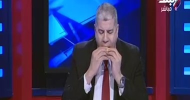 بالفيديو.. شوبير يأكل "عيش وحلاوة" على الهواء ردًا على تهديدات الأهلى بحبسه