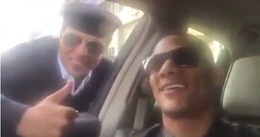 بالفيديو.. محمد رمضان "يصبح" على معجبيه بفيديو مع أمين شرطة بـ"المهندسين"