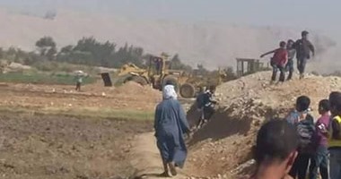 "صحافة المواطن": بالصور.. إزالة تعديات بقرية الكولة بمحافظة سوهاج