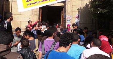 بالصور.. إقبال كثيف فى "حقوق القاهرة" على انتخابات اتحاد الطلاب