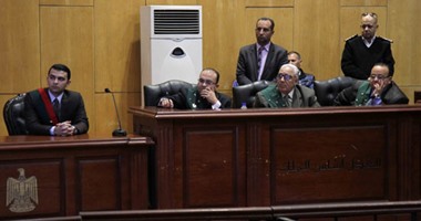 قاضى "اقتحام سجن بورسعيد" يسأل شاهدا عن تفسيره للأحداث.. والشاهد: "بلطجة"