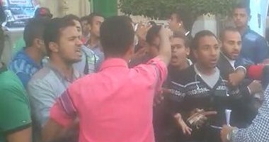 أمن جامعة القاهرة يفشل فى السيطرة على الطلاب والموظفين بمعرض الملابس