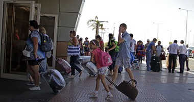 مطار شرم الشيخ يستقبل 2396 سائحا على متن 26 رحلة مصرية ودولية