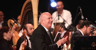 الموسيقار عمر خيرت يعزف أجمل مقطوعاته بحفل جامعة القاهرة