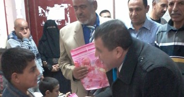 مدينة رفح تحتفل بأعياد الطفولة بتوزيع هدايا عينية فى المدارس