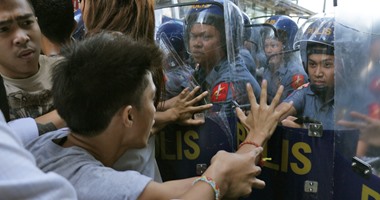 قتيلان وعشرات الجرحى أثناء فض الشرطة احتجاجا لمزراعين جنوب الفلبين