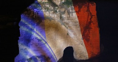 بالصور.. لبنان تضىء صخرة "الروشة" بألوان أعلام فرنسا للتضامن مع باريس