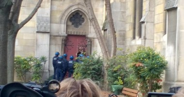 بالصور.. شرطة فرنسا تكسر باب كنيسة سان دونى وتنجح فى اقتحامها
