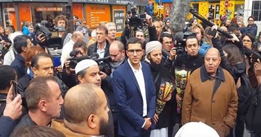 بالفيديو.. أئمة المساجد فى باريس يرددون النشيد الوطنى الفرنسى