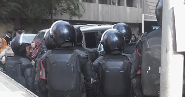الأمن يغلق شارع حسين حجازى لمنع وصول المحتجين لطريق قصر العينى