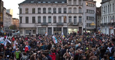 بالصور.. 2000 شخص يتجمعون لتأبين ضحايا باريس فى ضاحية "مولينبيك" ببلجيكا