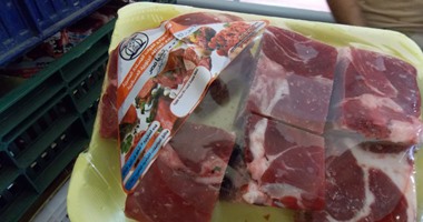 بالصور..افتتاح منفذ لبيع اللحوم بأسعار مخفضة بمدينة كوم أمبو
