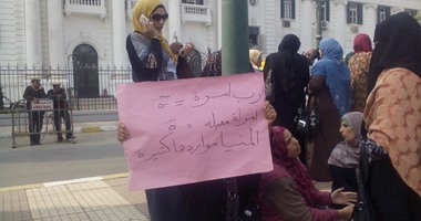 بالصور.. العاملون بالعقود يفترشون الأرض أمام محافظة المنيا للمطالبة بالتثبيت
