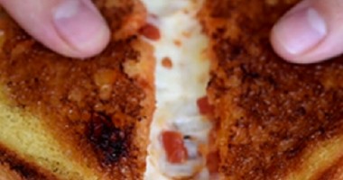 بالفيديو.. طريقة بسيطة وسريعة لعمل بيتزا التوست بالجبن