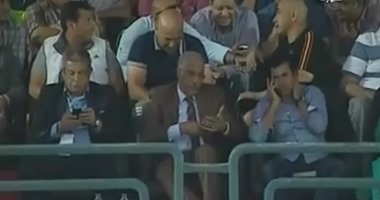 بالفيديو..  "المحمول" يخطف الوزير وعلام من مباراة  الأولمبى والكاميرون