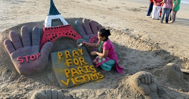 الفن رسالة.. امرأة هندية تنحت "صلّ لأجل باريس" على الرمال تضامنا مع فرنسا