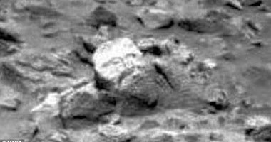 العثور على صخرة تشبه تمثال إله الحكمة عند الآشوريين على المريخ