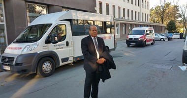بالصور.. مصرى بالنمسا يذهب لتقديم العزاء للسفارة الفرنسية بسيارة إسعاف