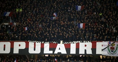 الجماهير تحمل علم فرنسا فى أول مباراة بعد تفجيرات باريس