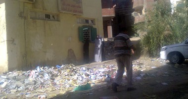 صحافة المواطن.. بالصور.. القمامة ومياه الصرف الصحى تحيطان مكتب تموين محافظة أسوان