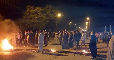 أهالى قرية الكرور بأسوان يتجمهرون على الطريق احتجاجا على انقطاع المياه