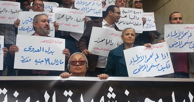 بدء وقفة احتجاجية للأطباء للمطالبة بصرف معاش لـ"داليا محرز"
