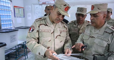 قائد المنطقة المركزية يتفقد عناصر تأمين اللجان الانتخابية فى مصر الجديدة