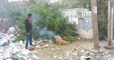 صحافة مواطن.. أهالى يحرقون القمامة قرب محول كهربائى بالإسماعيلية