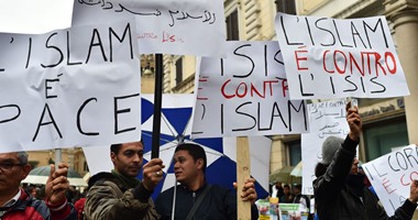 بالصور.. الجالية المسلمة بإيطاليا يخرجون فى مسيرة بروما ضد إرهاب داعش