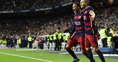 بالفيديو..  إنييستا يحرز هدف برشلونة الثالث فى شباك الريال بالكلاسيكو