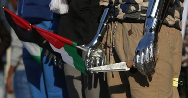 بالصور.. مانيكان الملابس فى غزة يدعم أبطال عمليات الطعن بـ"سكين وعلم"