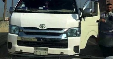 بالفيديو.. سائق ميكروباص يعتدى على مواطن حاول منعه من السير عكس الاتجاه
