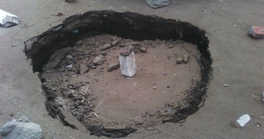 هبوطان أرضيان بسبب كسر ماسورة صرف صحى بقرية منقباد فى أسيوط