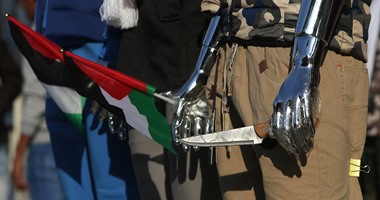 مانيكان الملابس فى غزة يدعم أبطال عمليات الطعن بـ"سكين وعلم"