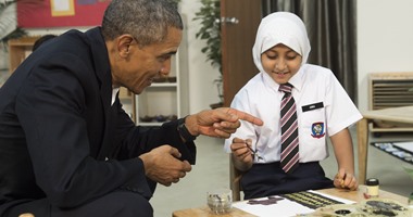 بالصور.. أوباما يداعب تلاميذ مدرسة بماليزيا قبل قمة "ايبك"
