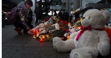 يالصور.. زهور وشموع ودموع أقارب ضحايا الطائرة الروسية أمام مطار بطرسبرج