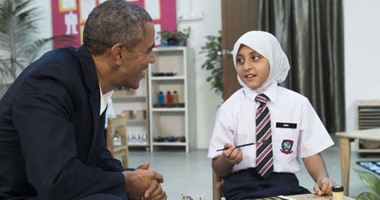 أوباما يداعب تلاميذ مدرسة بماليزيا قبل قمة "ايبك"